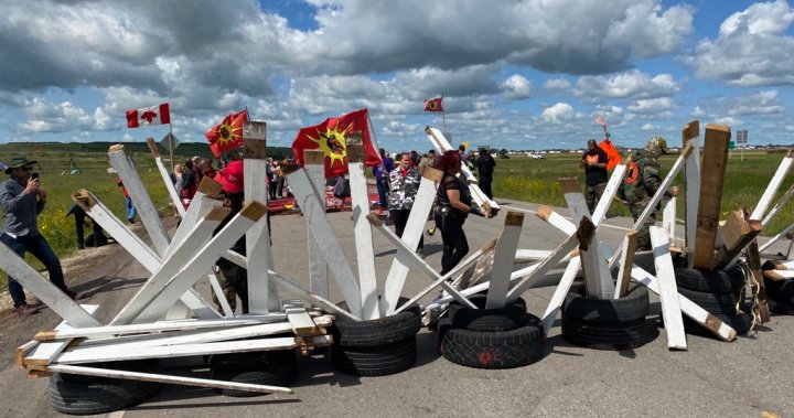 Blockade continues at Winnipeg landfill after deadline passes