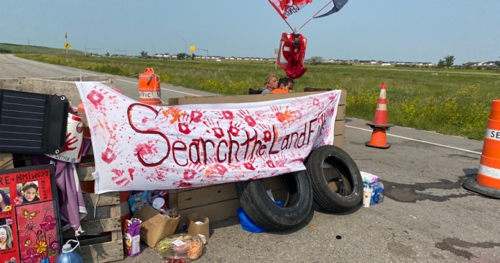 Brady Road landfill protesters say ‘no’ to evacuation order  | Globalnews.ca