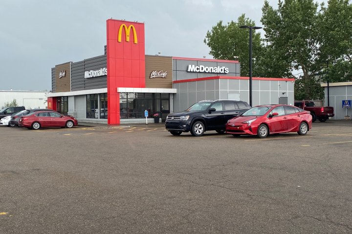 AHS warns Edmonton of Hepatatis A case detected in McDonald’s employee