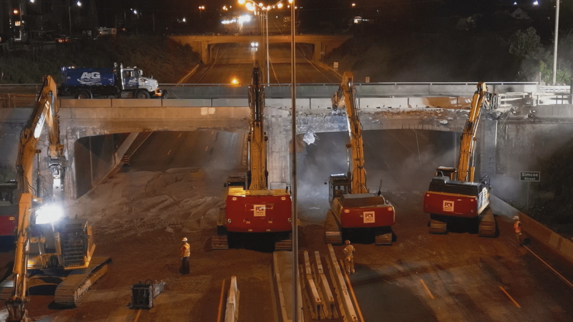 Crews work through the night to tear down part of Oshawa's Simcoe Street bridge - Vimarsana News