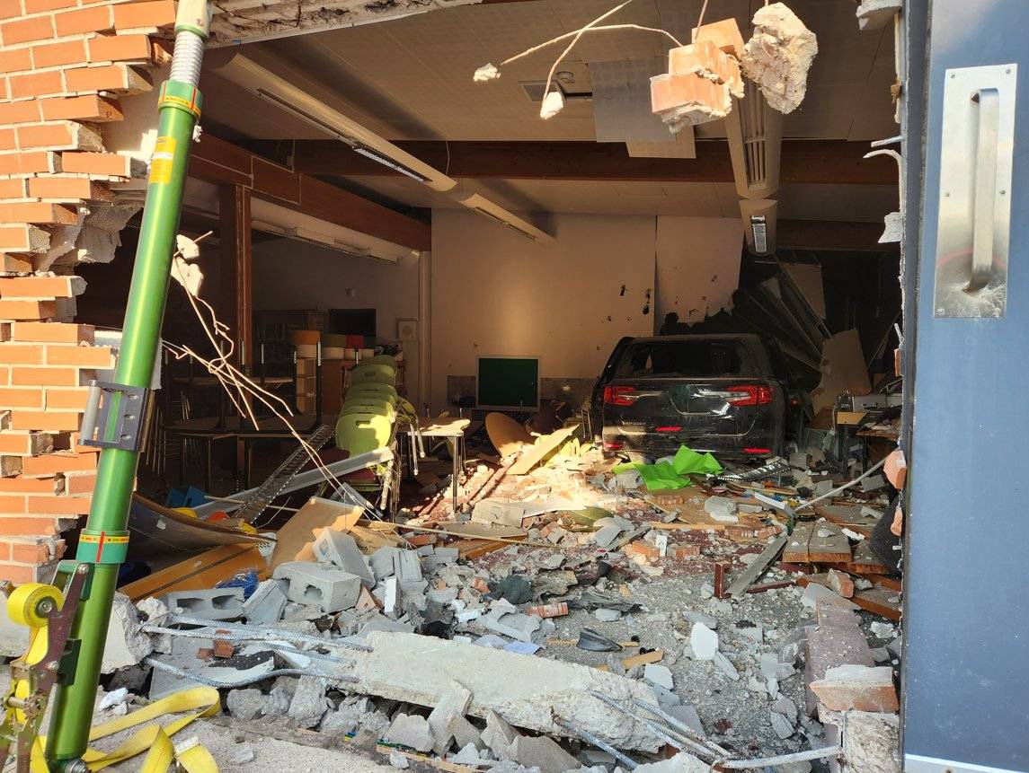 Teen driver charged after minivan crashes through school in Goderich, Ont. - Vimarsana News