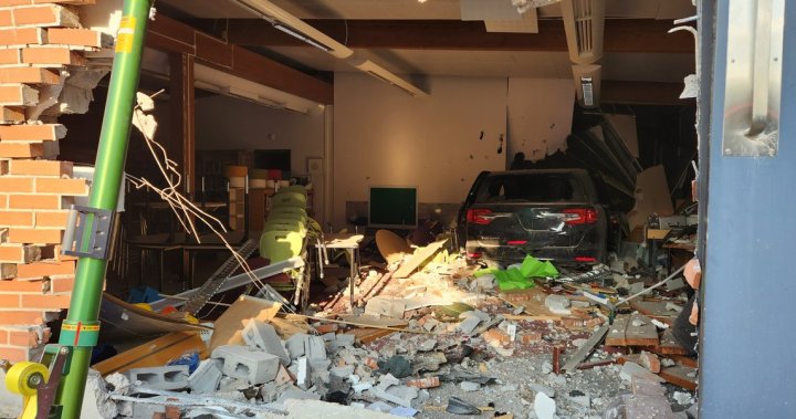 Minivan okulun üzerine çarparak Goderich, Ont'ta kütüphaneye ve sınıfa zarar verdi.  |  Globalnews.ca