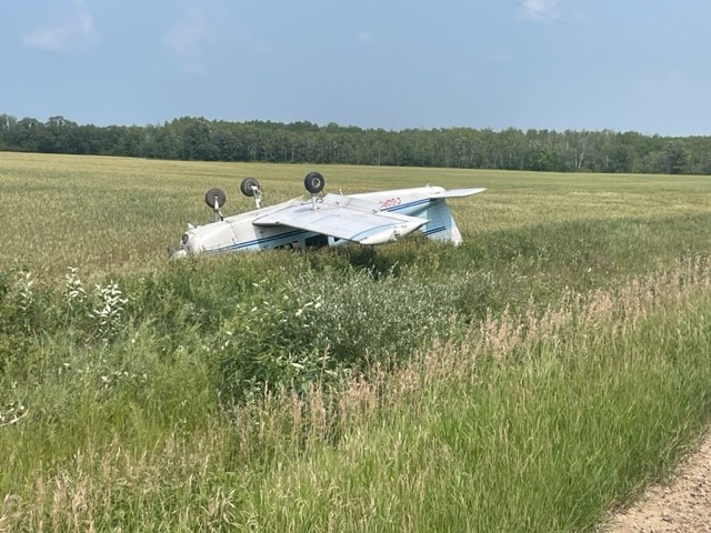 Pilot walks away unhurt after plane crash in Selkirk: Manitoba RCMP