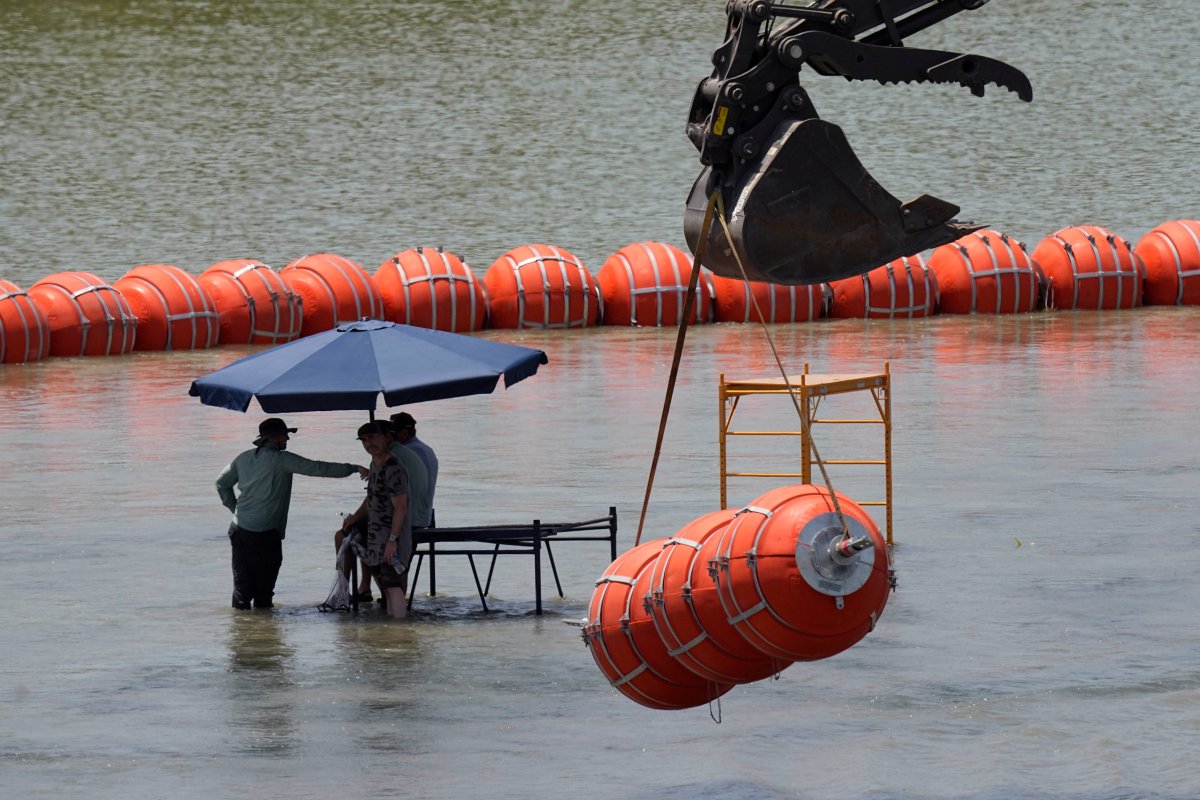 U S Sues Texas Governor Over Floating Barrier To Stop Migrants In Rio