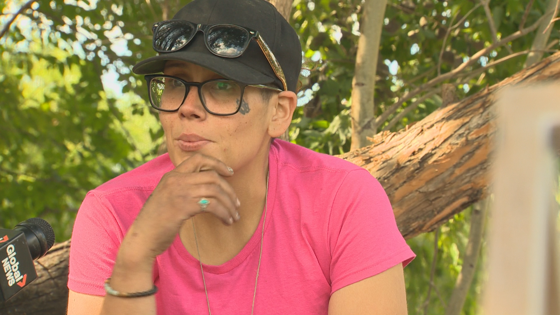 Marissa Kipling, who goes by Kashis, finds community, freedom and peace by the riverside. She tells Global News she experienced homelessness as a result of getting caught up in drugs a few years ago. “It’s kind of hard to get out of that lifestyle and the people and the friends and everything. It’s like, you become part of a different type of family who accept you for your flaws,” Kipling says.