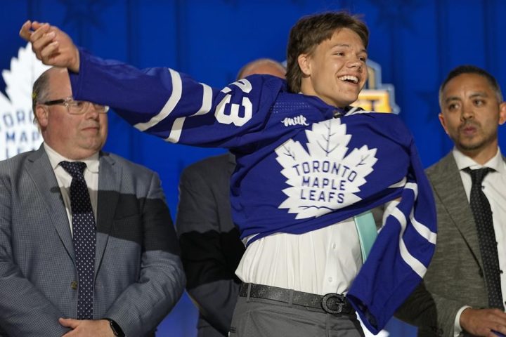 Toronto Maple Leafs sign 1st-round draft pick Easton Cowan to entry-level contract