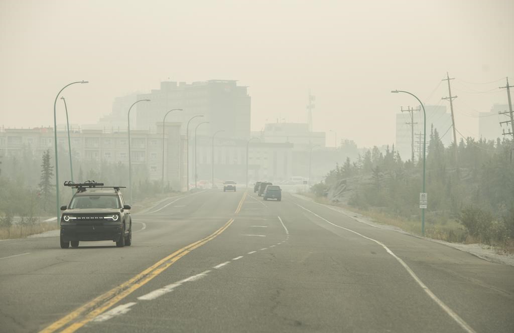 Northwest Territories wildfire evacuees begin to arrive in Winnipeg