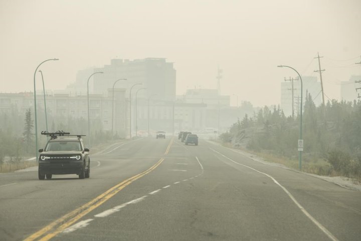Northwest Territories wildfire evacuees begin to arrive in Winnipeg
