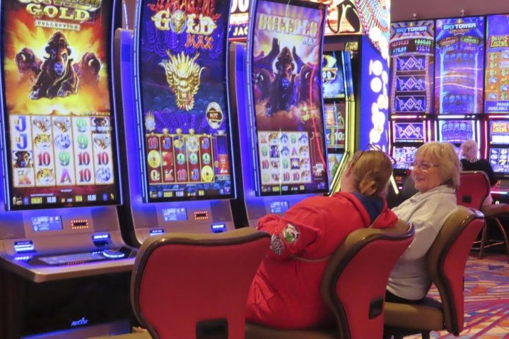 Casino workers in Winnipeg celebrate Christmas with new settlements