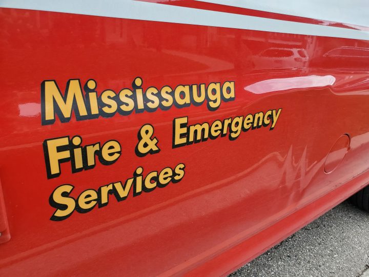 Двама души са били откарани в болница след пожар в