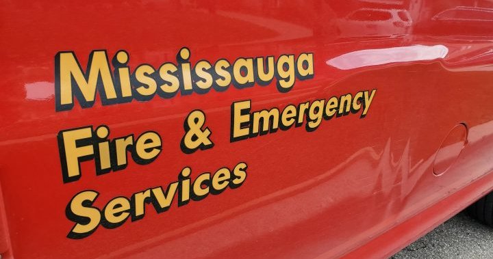 2 души са откарани в болница след пожар в къща в западна Мисисауга