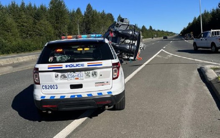 DFO Patrol Boat Falls Onto Highway In Campbell River BC Globalnews Ca   CAMPBELL RIVER RCMP BOAT CRASH 1 