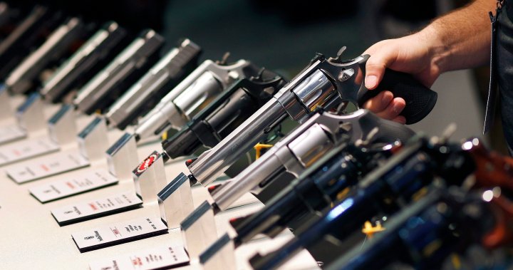 Администрацията на Байдън се придвижва да затвори вратичката при проверките на миналото за покупки на оръжие