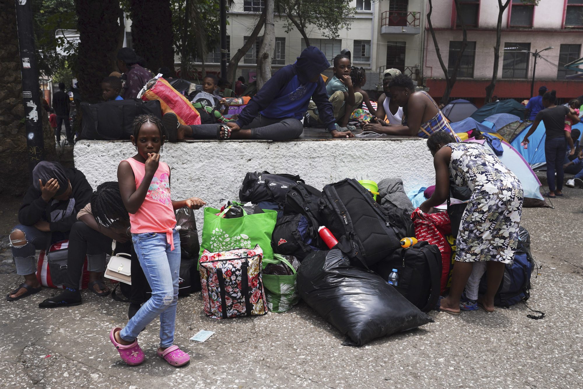 U.S. to keep deporting Haitians despite urging its own citizens to evacuate – National | 24CA News
