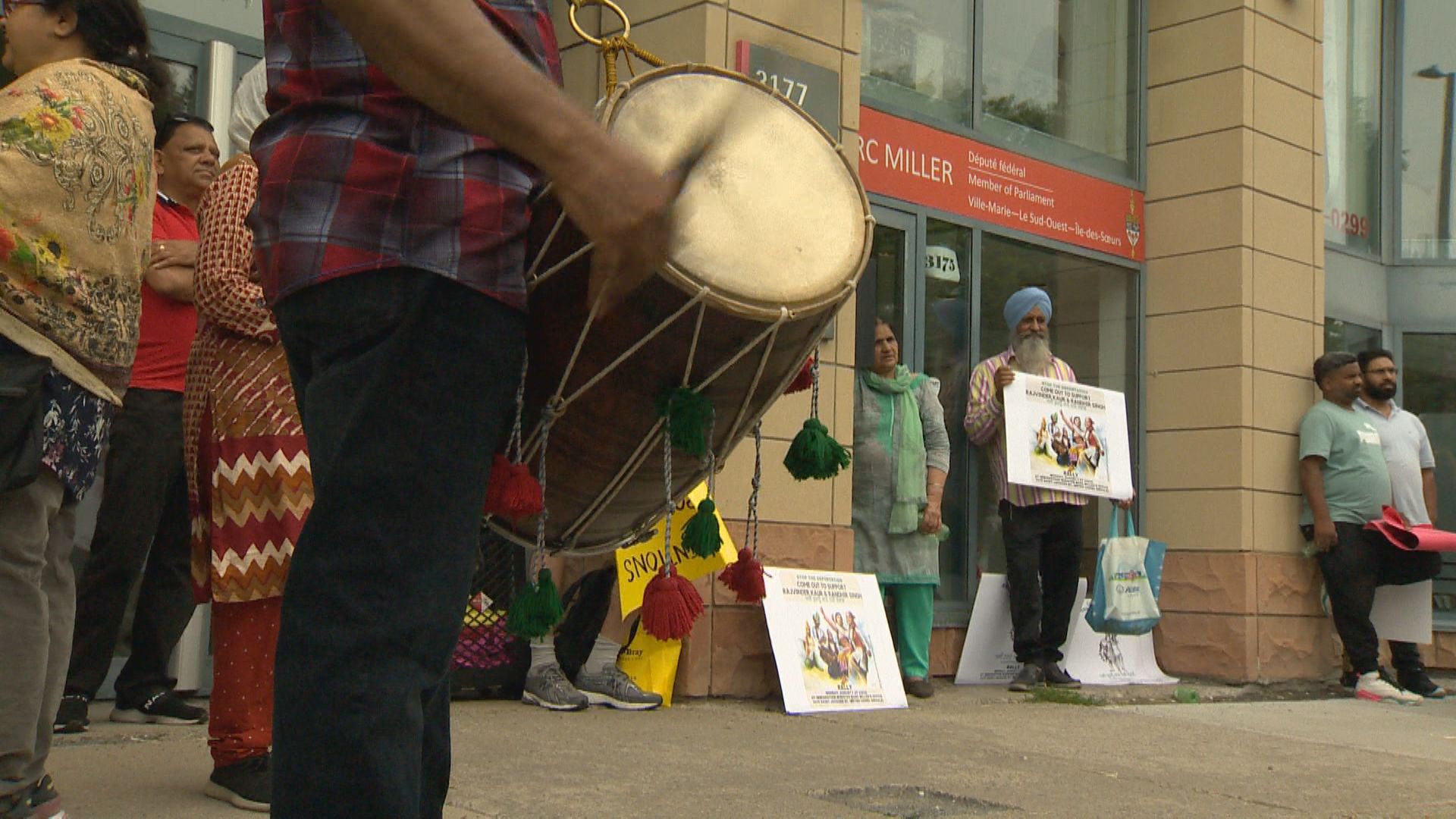 Elderly couple fear deportation to India, supporters protest outside federal minister’s Montreal office – Montreal | 24CA News