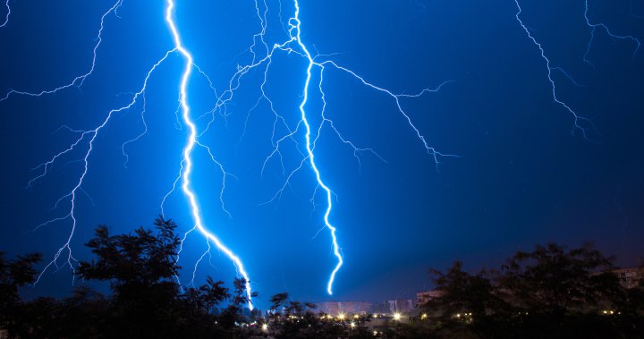 Буря донесе 100 светкавици в Оканаган, повалящи властта ветрове