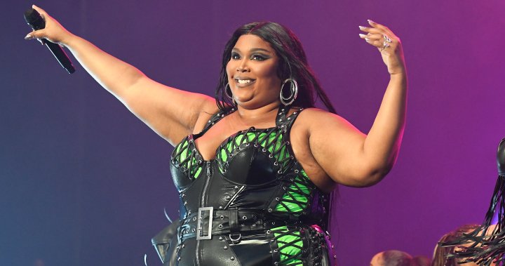 Lizzo’s tour dancers support singer in midst of toxic workplace lawsuit – National | Globalnews.ca