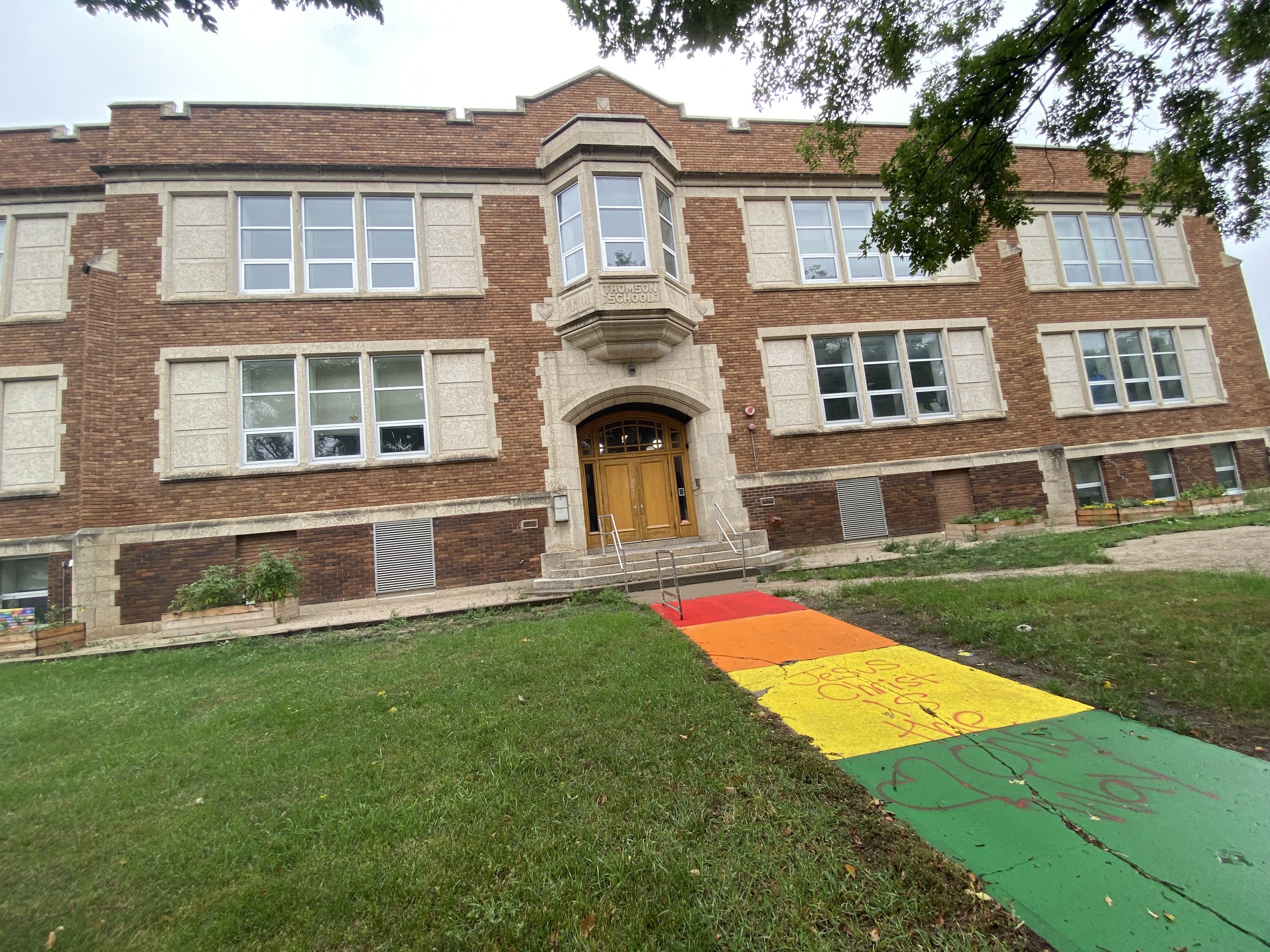 Vandals target pride school sidewalks in Regina with grafitti – Regina | 24CA News