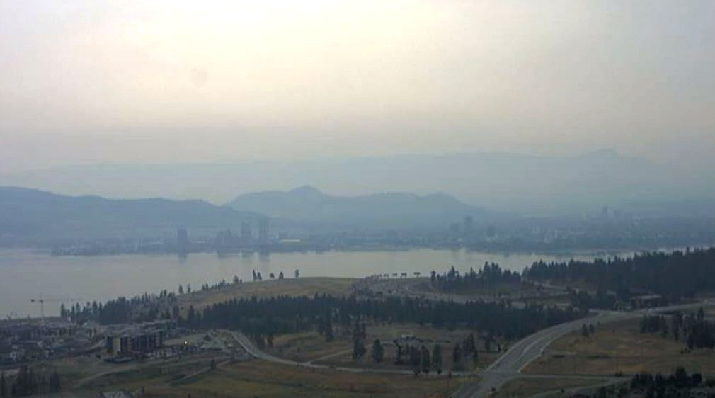 Димът потъва в долината Оканаган, степента на опасност се повишава
