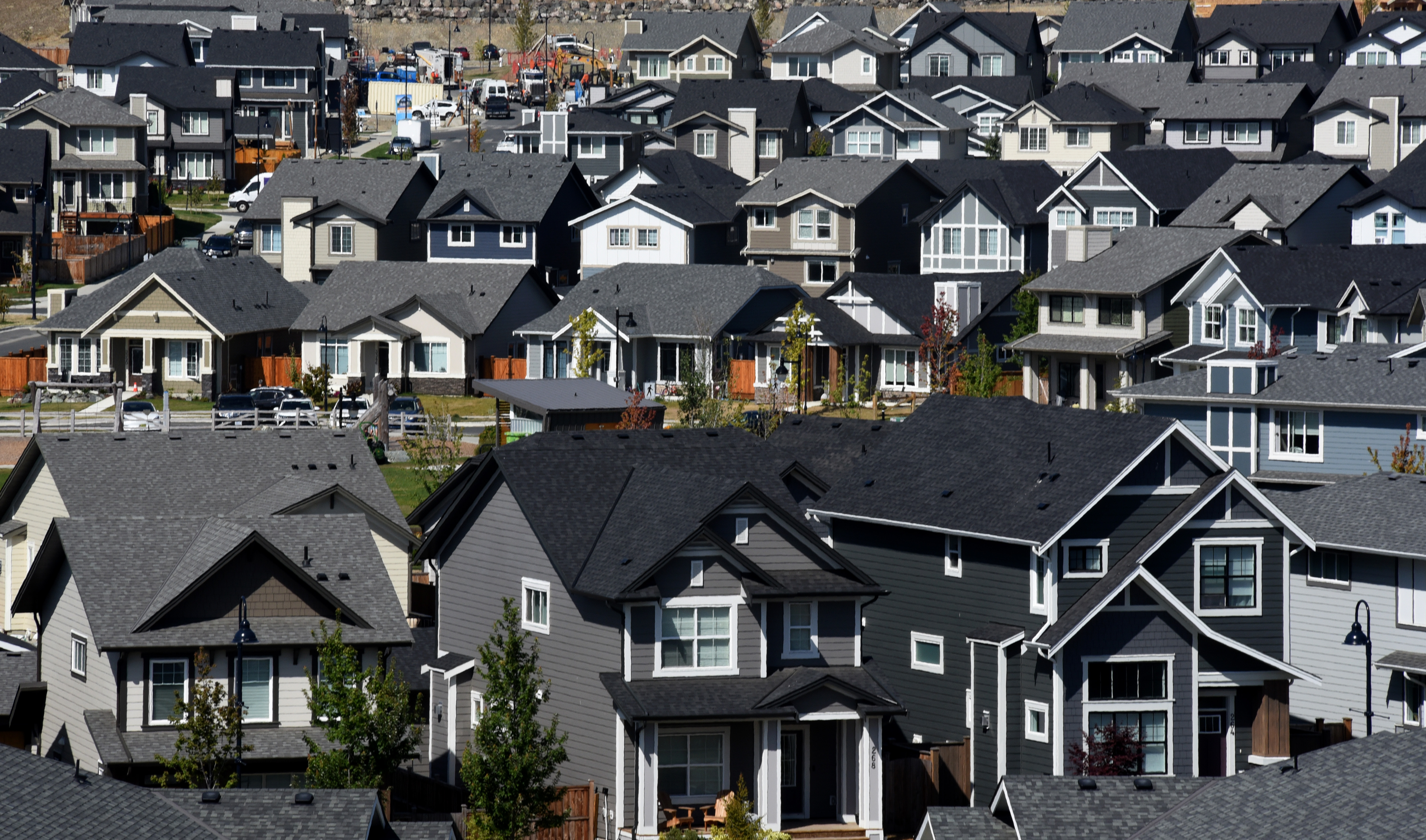 Canadians buying homes with family, friends to break into market: Royal LePage