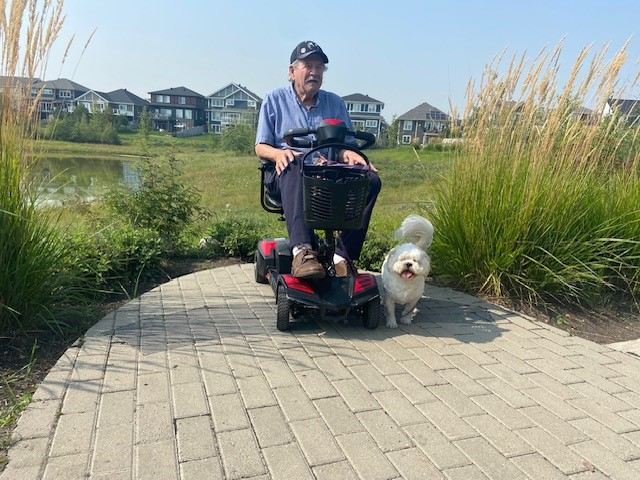 Man hailed as hero after rescuing struggling child from north Edmonton pond – Edmonton | 24CA News