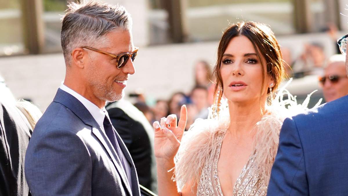 Sandra Bullock and Bryan Randall on a red carpet.