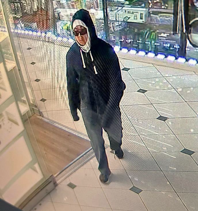 Police are seeking to identify a suspect wanted in connection with a jewelry store robbery in Markham.