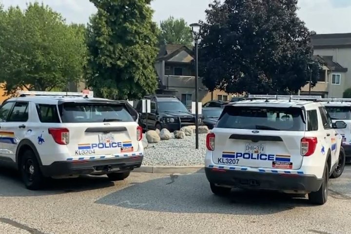 RCMP surround Kelowna condo complex in response to ‘barricaded person’