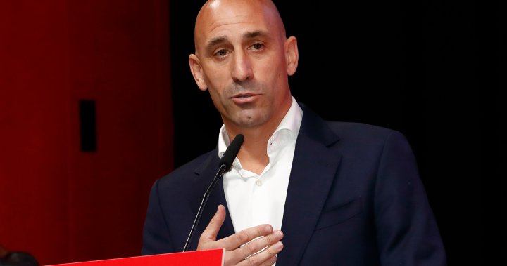 Spanish soccer boss says he won’t quit over kissing player – National | Globalnews.ca