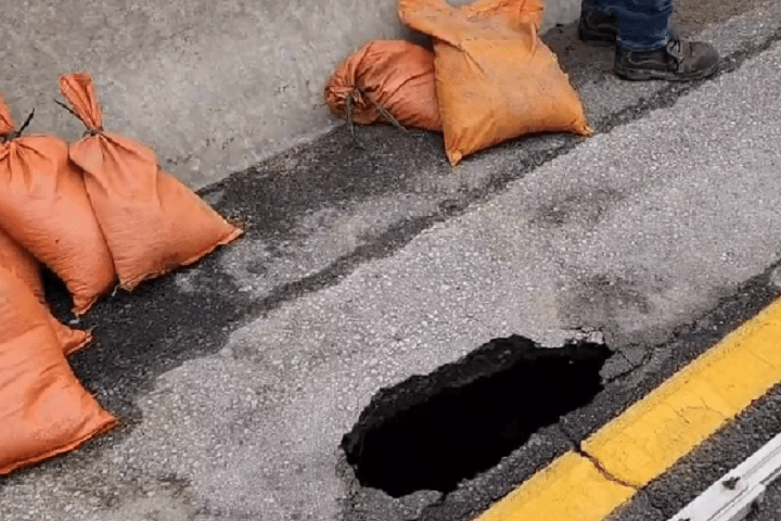 Sinkhole closes lanes on Hwy. 400, causing major delays - Vimarsana News