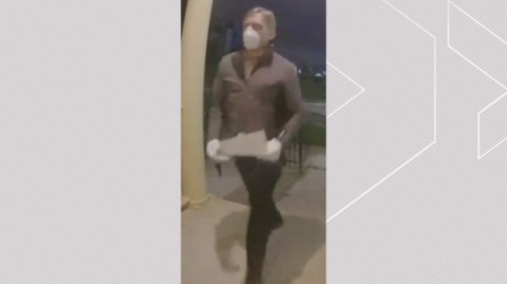 Police say this image allegedly shows a suspect delivering an extortion letter to a Markham home.