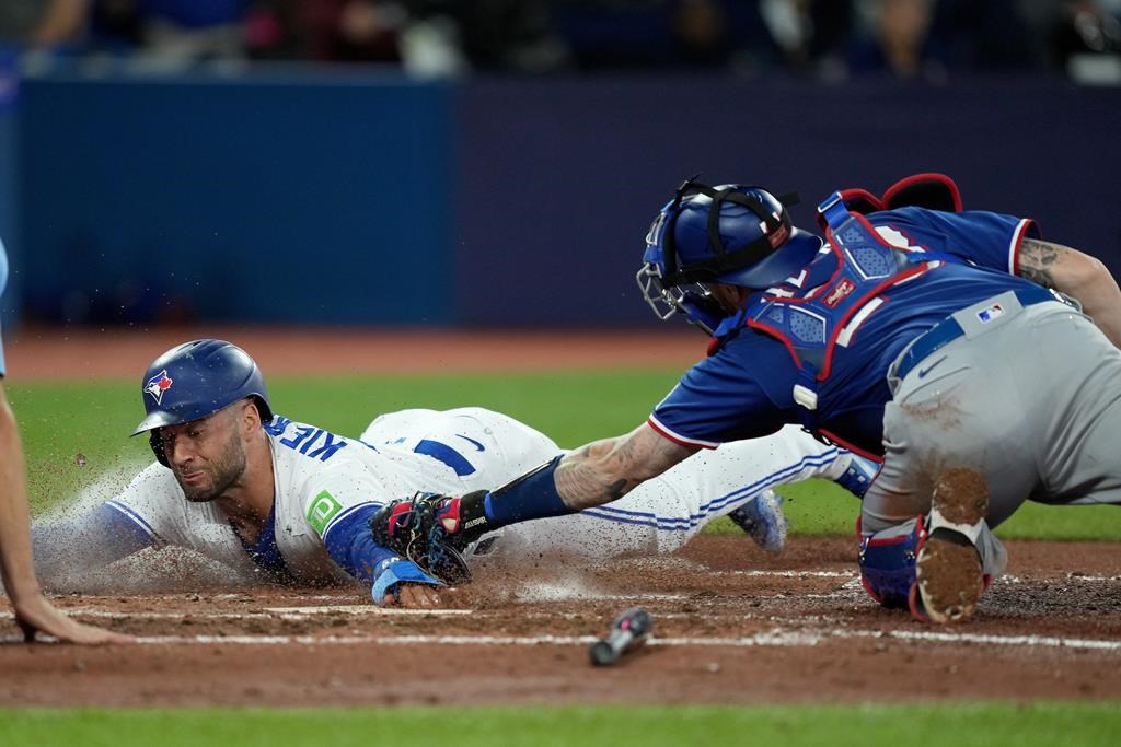 Hernández leads Blue Jays to wild 10-8 win over Texas in 2022 home
