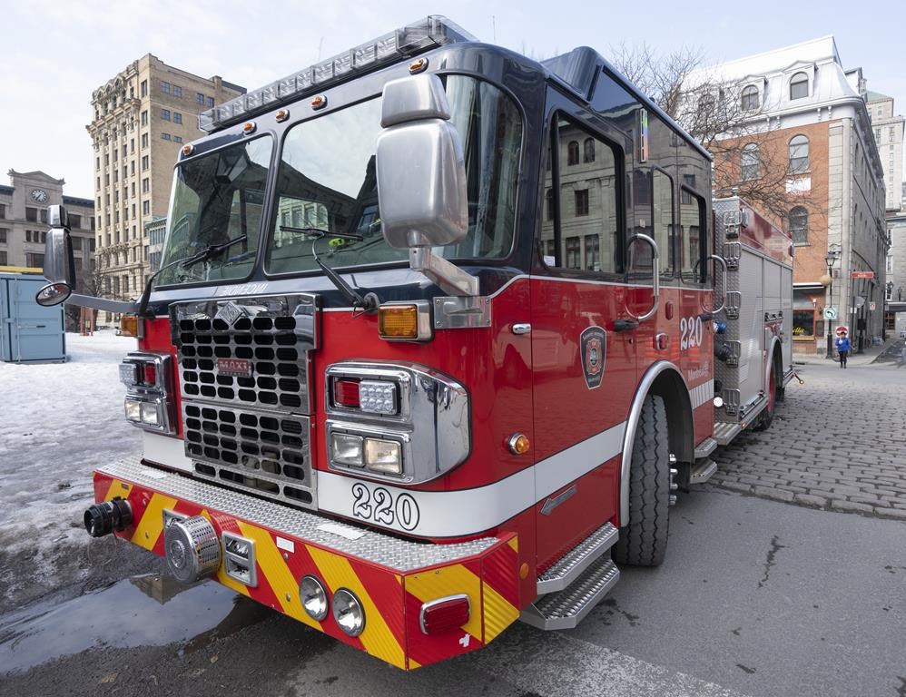 Firefighter injured in Winnipeg house fire