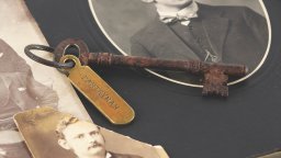 A key once owned by 1st class saloon steward Alfred Arnold Deeble, who died in the Titanic sinking, has fetched $131,250 US at auction.