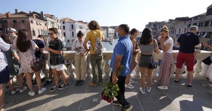 Venice moves toward charging new fee for day-trippers during peak periods