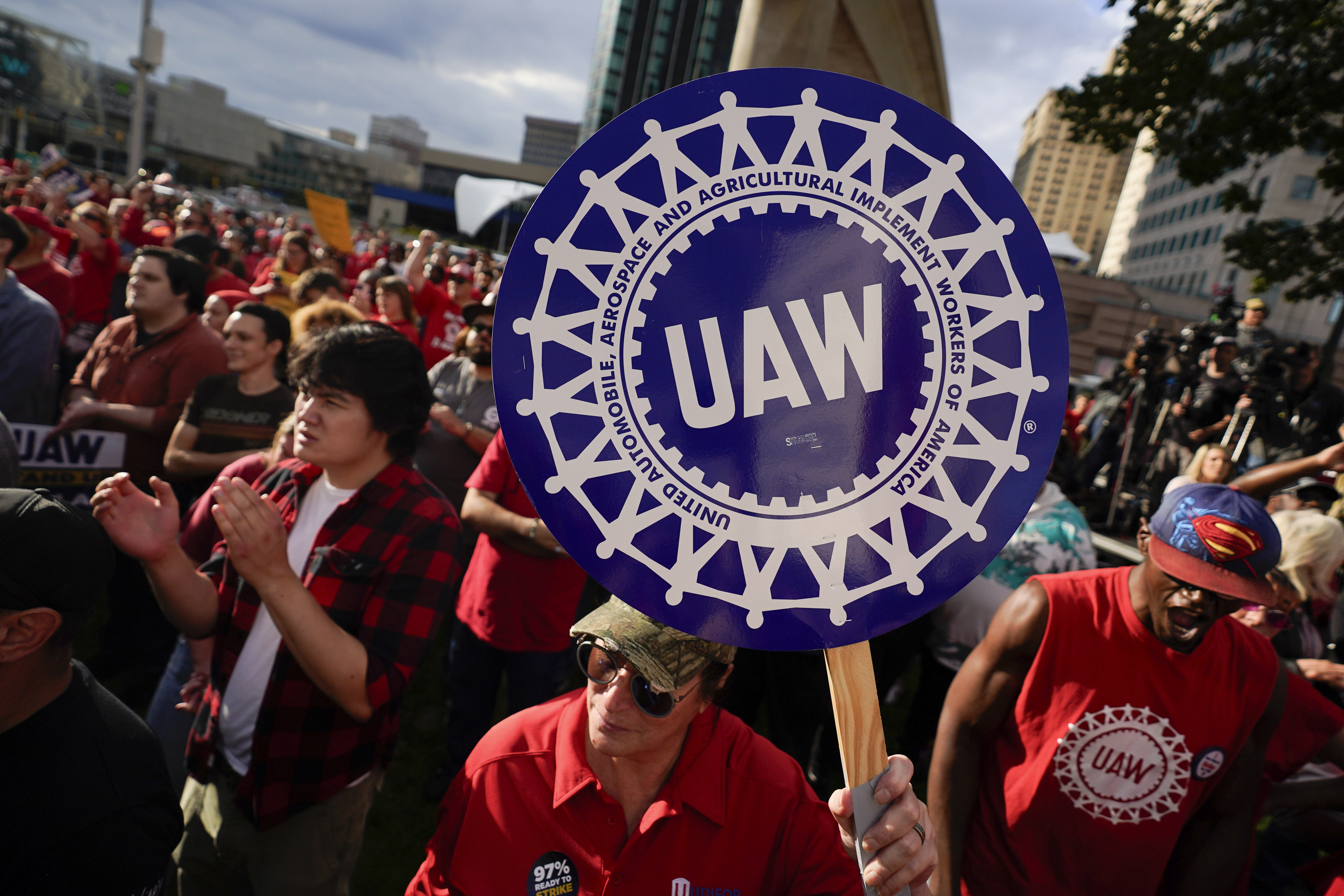 Ford Motor Workers Ratify Agreement With Unifor, Set Precedent ...