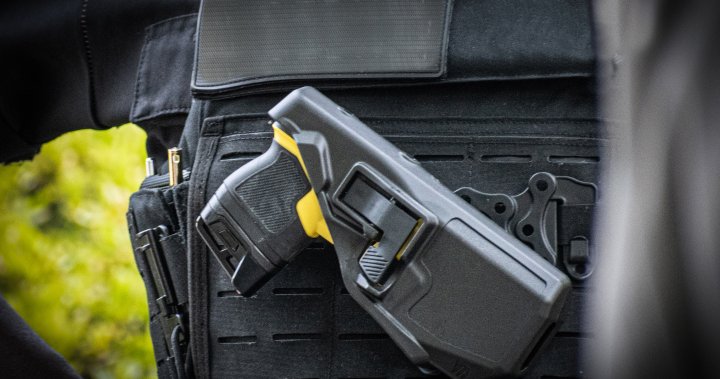 Полицай насочи електрошоков пистолет за да помогне при ареста на