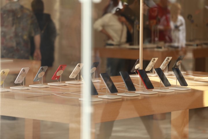 iPhone 12 sales halted in France because they emit too much radiation