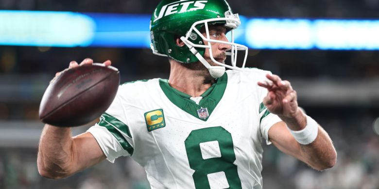 Aaron Rodgers out for season after tearing Achilles tendon on 1st drive