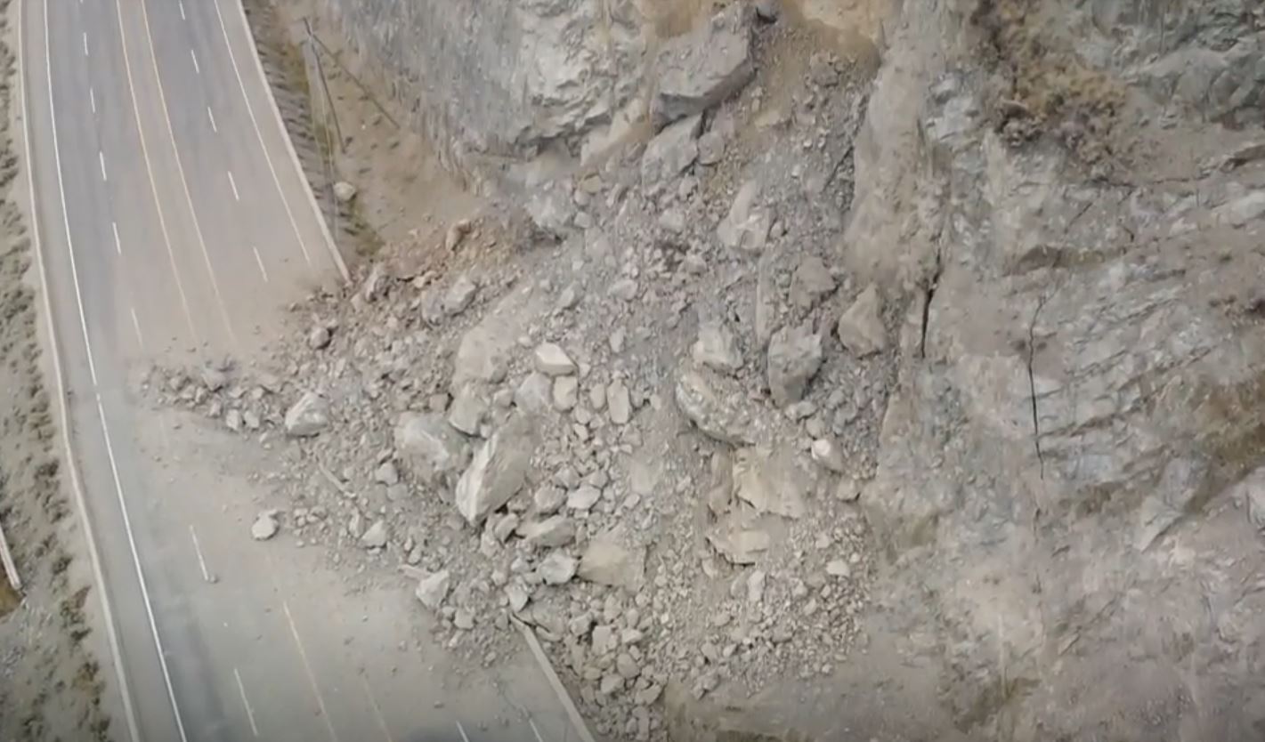 Измина почти година откакто масивно свлачище се спусна на магистрала