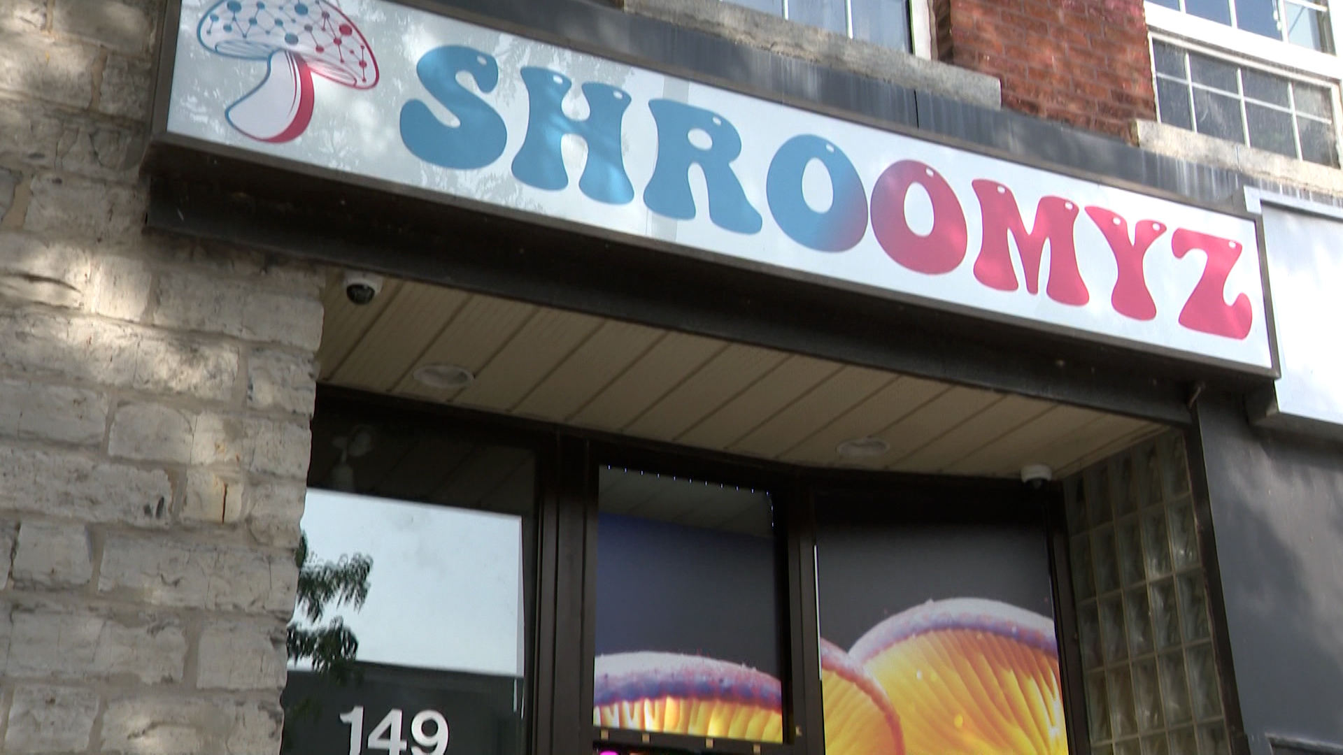 Витрина за която се твърди че открито продава магически гъби