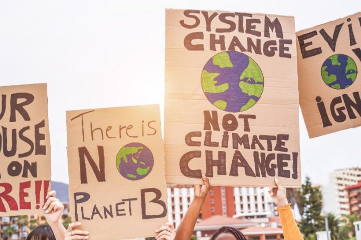 在温哥华、维多利亚，气候活动家加入全球示威活动，呼吁采取行动抵制化石燃料