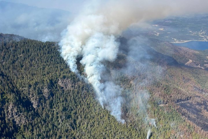 Hot dry weather fuels growth, kicks up smoke around Bush Creek East wildfire