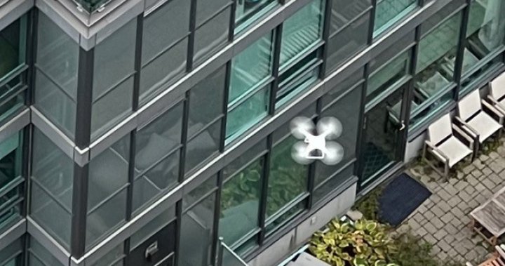 多伦多市中心公寓外盘旋的无人机引发隐私担忧