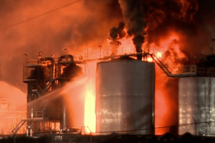 2-alarm fire hits Calgary industrial complex - Vimarsana News