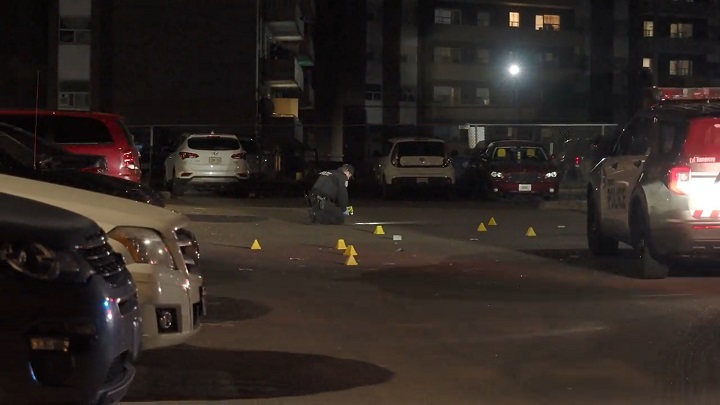 Тийнейджър участващ в фатална масова стрелба извън училище в Торонто