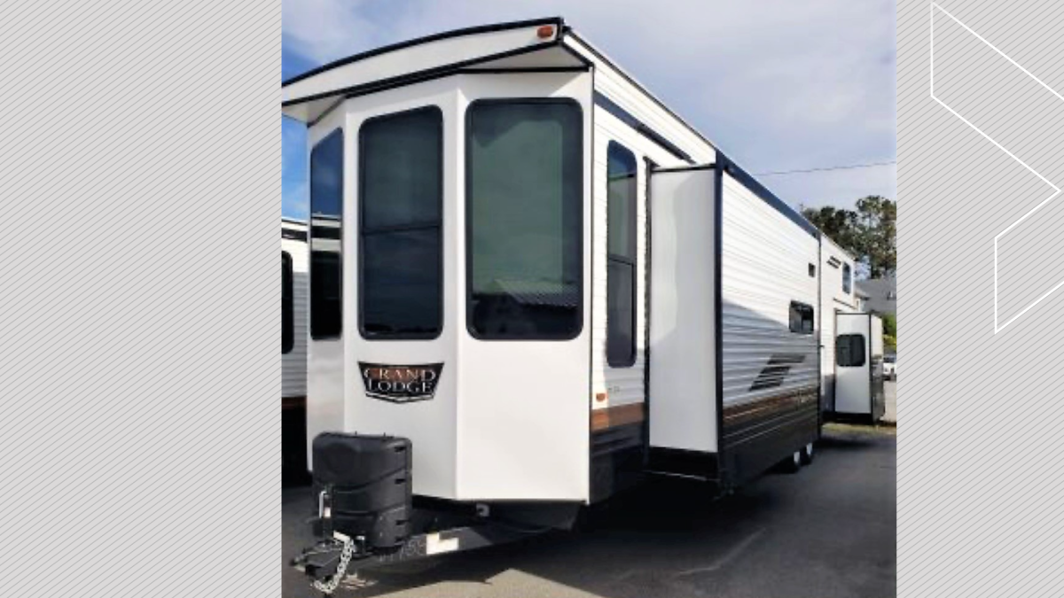 Peterborough County OPP are investigating the theft of a trailer from Lovesick Lake RV Sales in Burleigh Falls.
