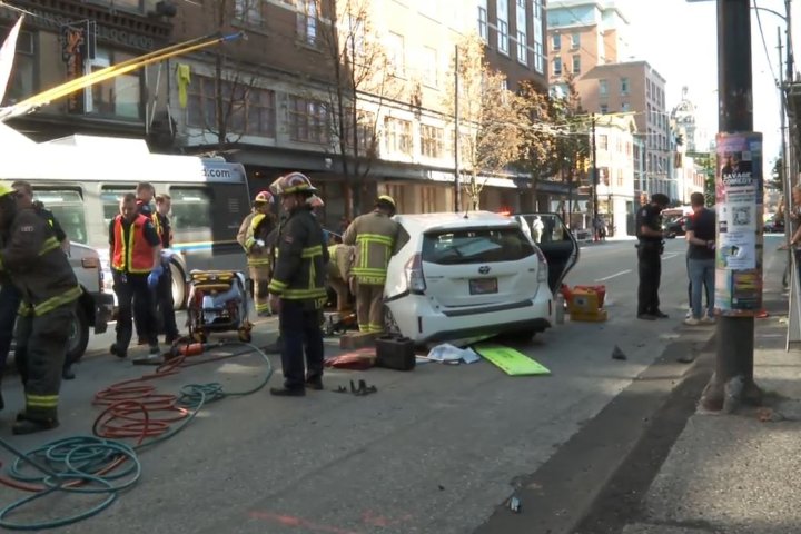 多车严重事故导致2人送往温哥华市中心医院