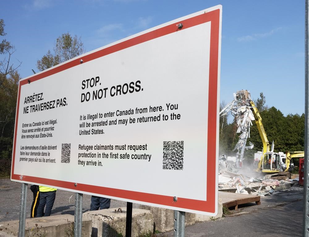 Трима мъже изправени пред обвинения свързани с контрабанда след като