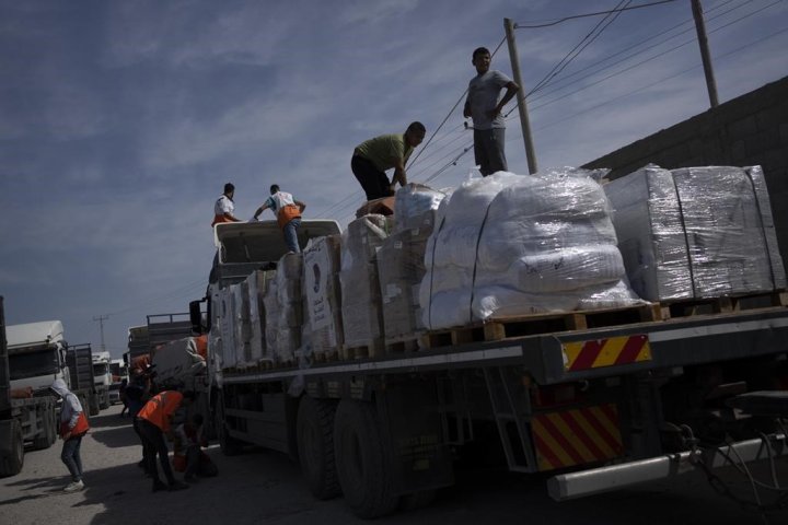 2nd shipment of 17 trucks bringing aid to Palestinians crosses into Gaza, Egyptian media say